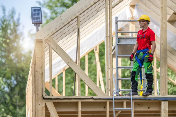 Bauarbeiter Den Vierzigern Mit Harter Mütze Skelettgestell Des Hauses — Stockfoto
