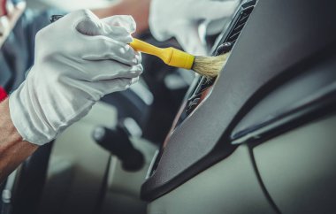 Otomotiv Detaylı İşçi Araba Temizleme Havalandırması Yumuşak Fırça Kapatma Fotoğrafı Kullanıyor.