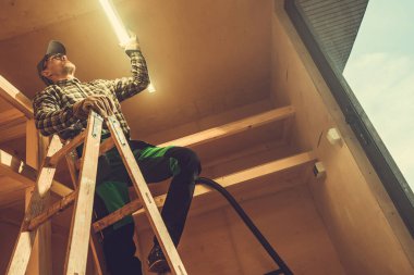 Müteahhit Elektrikçi LED Çubuğu Küçük Modern Ahşap Kulübe 'ye Kuruyor