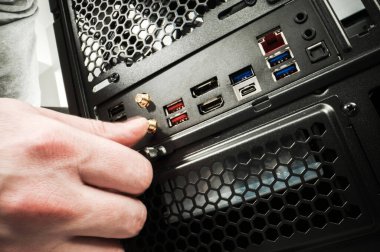 Yeni Modern Bilgisayar Binası. Tüm Gerekli Portlarla Arka Makine Tarafı.