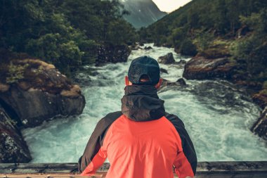 Manzaralı Norveç Nehrinin Önünde Kalan Kafkas Yürüyüşçüsü