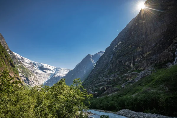 Γραφικός Νορβηγικός Παγετώνας Kjenndal Κατά Διάρκεια Του Καλοκαιριού Νορβηγία Ευρώπη — Φωτογραφία Αρχείου