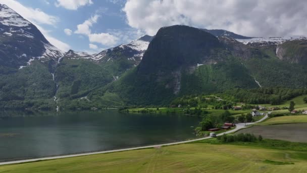 キャンパーバンでノルウェーのEikesdalsvatnet湖を探索する ベストランド郡オセンビレッジ — ストック動画