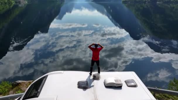 Hombre Caucásico Años Disfrutando Del Paisaje Noruego Desde Camper Van — Vídeo de stock