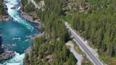 Buzul Nehri 'nin yanındaki Norveç Otoyolu. Yaz Yolculuğu TemasıName.