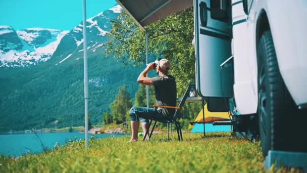 Repérage Touristique Caucasien Wildelife Utilisant Des Jumelles Devant Son Camping — Video