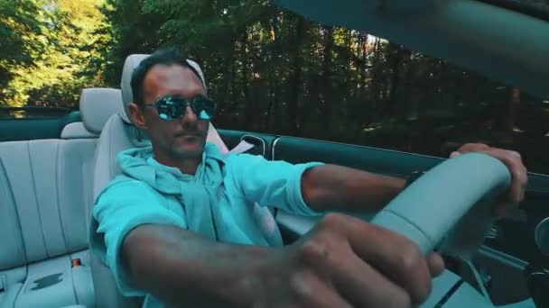 Erfolgreicher Und Eleganter Kaukasischer Mann Seinen Vierzigern Auf Freizeitfahrt Seinem — Stockvideo