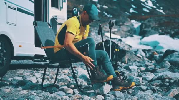 彼のキャンパーバンの前でハイキングシューズを身に着けている40代の白人男性 アウトドア テーマ — ストック動画