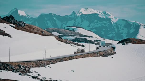 風光明媚な山道のレクリエーション車両Rvキャンパーバンノルウェーのどこか モーターホームロードトリップ休暇 屋外のテーマ — ストック動画