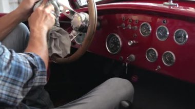 El yapımı klasik araba temizleme kumaşı ve özel araba temizleme sıvısı. Otomotiv Teması.