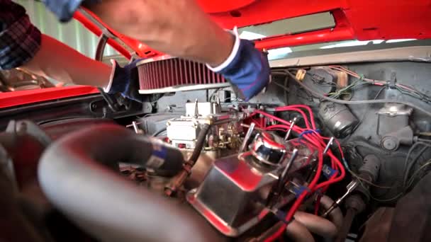 Car Machanic Instalación Filtro Aire Circular Para Motor Coche Clásico — Vídeos de Stock