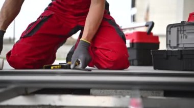 Bahçe Bahçesi Çim Kurulumu. Matkap Sürücüsü Güç Aracı kullanılarak Bileşik Elementleri Birleştiriliyor.