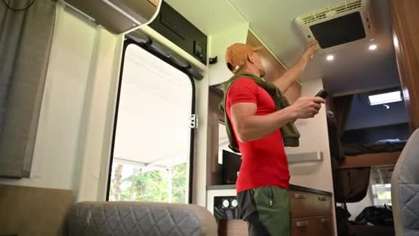Pojazd Rekreacyjny Camper Van Właściciel Sprawdzanie Jego Jednostki Klimatyzacji Kampera — Wideo stockowe