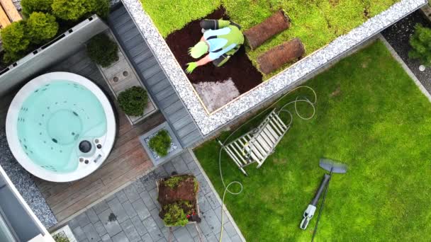 白种人园艺师检查仙女座的活屋顶 — 图库视频影像