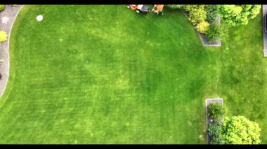 Beyaz Bahçıvanın Büyük Bahçe Çim Tarlası Havadan Görünümü. Yaz Saati Manzarası Bakımı.