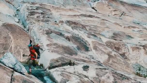 Кавказький Пішохід Роках Похідними Поляками Руках Гірській Стежці Сценічний Альпійський — стокове відео
