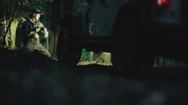 Beyaz adam gece saatlerinde dört çeker aracında askıya alma sorunu yaşıyor.