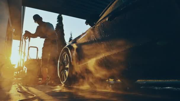 Πλύσιμο Αυτοκινήτων Sunset Καυκάσιοι Άνδρες Στα Του Καθαρίζοντας Μοντέρνο Του — Αρχείο Βίντεο