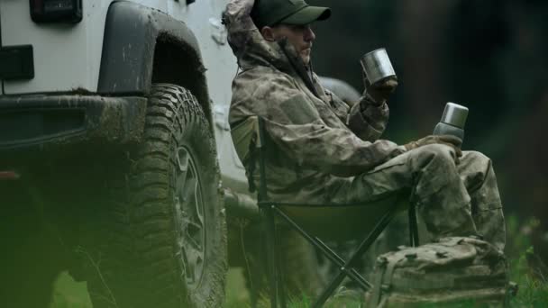 Hunter Calentándose Bebiendo Café Termo Mientras Está Camino Salvaje Vehículo — Vídeo de stock