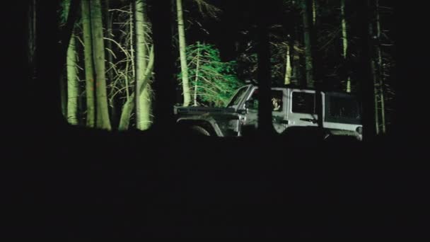 2023年11月1日波兰克拉科夫 白人猎人骑着他的吉普车横越黑暗森林 — 图库视频影像