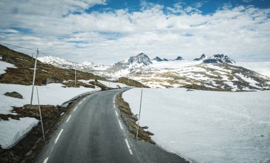 Yaz Başları Mevsiminde Norveç Dağ Yolu