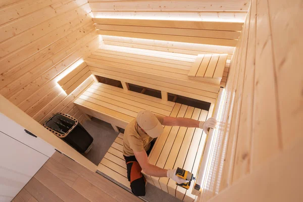 Caucásico Profesional Spa Builder 40S Acabado Residencial Sauna Finlandesa —  Fotos de Stock