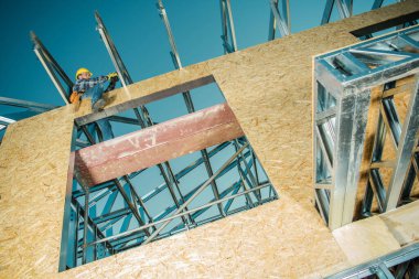 İnşaat Alanı Bir İskelet Çerçevesi Üzerine Profesyonel Müteahhit