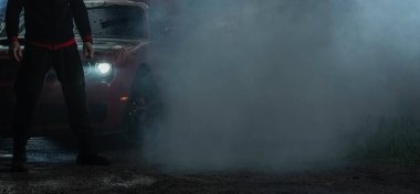 Modern Kas Arabası ve Sürücü: Smoke After Heavy Burnout. Sağ tarafta kopyalama uzayı. Otomotiv Teması.