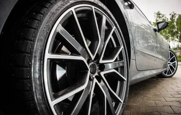 Düşük Lastik Profilli Modern Alloy Wheel. Otomotiv Endüstrisi TemasıName.