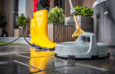 Bahar Zamanı Veranda Beton Tuğla Basınç Yıkama Güçlü Temizlik Malzemeleri Kullanımı