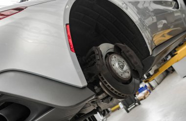 Spor bir araçta fren yastığı ve disk değiştirme. Zamanlanmış Araç Bakımı.