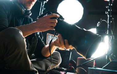 Modern Kamera ve Telephoto Mercekli Kafkas Fotoğrafçısı