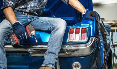 Beyaz adam tarafından gerçekleştirilen klasik araba yenileme.