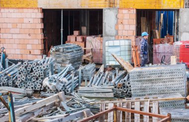 Metal İskelenin elementleriyle Beton Tuğla İnşaat Alanı