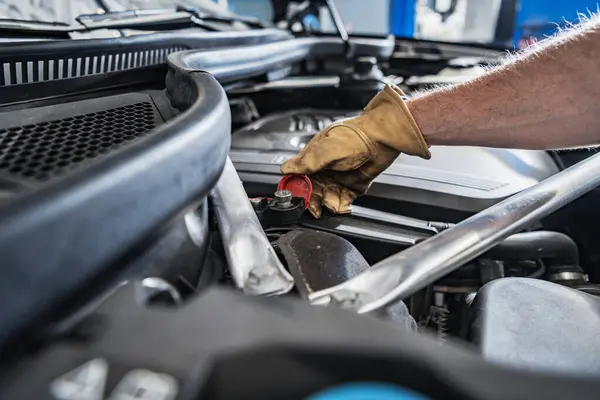 Vehicle Electrical Issues Car Mechanic Checking Battery — Stock Photo, Image
