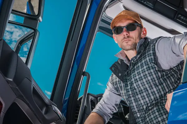 Modern Kaukázusi Kamionsofőr Portré Közlekedési Ipar Munkahely Téma Stock Kép