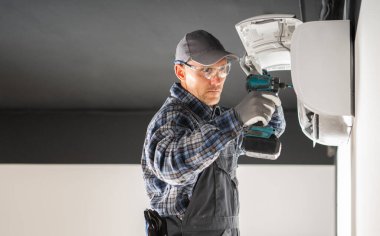 Profesyonel HVAC Teknisyeni Klima Bölme Birimi Tamir Ediyor