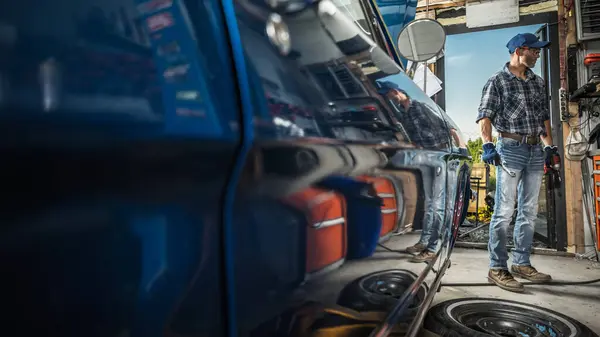 アメリカン クラシック マッスル車の修復ガレージの内側 自動車 テーマ — ストック写真
