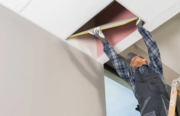 Aufgehängte Deckenmontage Durch Einen Professionellen Innenausbauunternehmer Seinen Vierzigern Stockbild