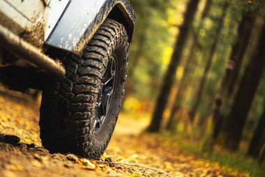 Off Road Driving Otomotiv Teması. SUV Tekerlek Kapalı. Kırsal Yol.