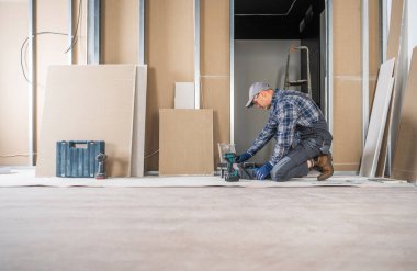 Beyaz müteahhit alet çantasının içindeki doğru aletleri arıyor. İç kısımlar Bitiyor