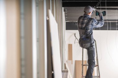 Kafkas Elektrik Müteahhiti 40 'lı yılların Tavan Işığı Elementleri Kuruyor