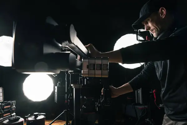 Operator Peralatan Video Sebelah Kamera Otomatis Kecil Jib Dan Pencahayaan Stok Gambar
