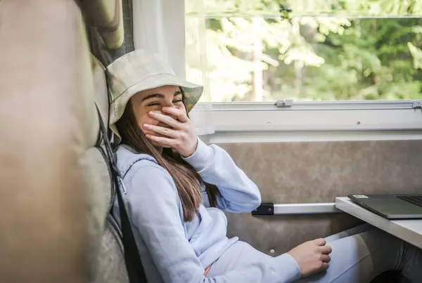 Щаслива Кавказька Дівчина Сміється Сидячи Всередині Кемпера Ван Тема Літніх Стокове Зображення