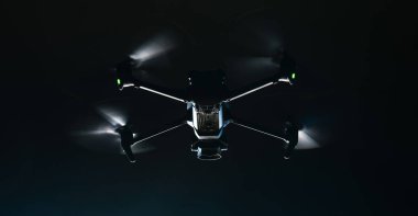 Modern İnsansız Hava Aracı. Gece Vakti Düşük Işık Sahnesi. Hava Teknolojileri.