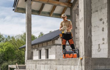Profesyonel Kafkas İnşaat Müteahhiti Ağır Görev Koruma Eldiveni Giyerek Çalışmaya Hazırlanıyor