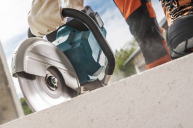 İnşaat İşçisi Beton Kesen Tuğla Güçlü Batarya Kullanımı Dairesel Testere