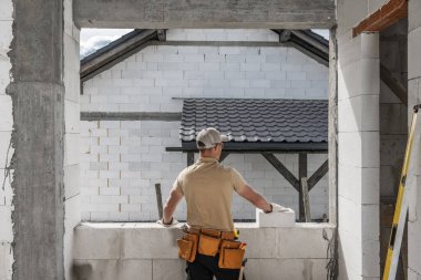 Beton Tuğla Evi İnşaat İşçisi Geleceğin Penceresinden Bakıyor