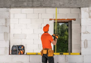 Ev Pencereleri Kurucusu Yeni Geliştirilmiş Tuğla Evi 'nde Ölçümler Alıyor