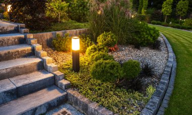 Güzel bir Rockery Garden 'daki LED Outdoor Light Post. Peyzaj Endüstrisi TemasıName.